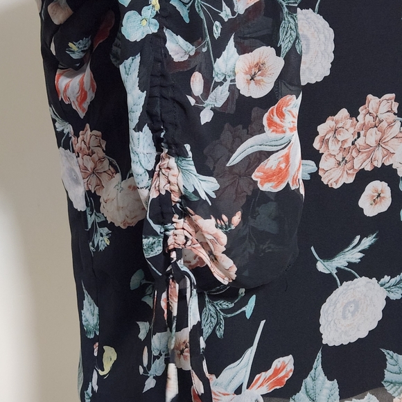 Vince Camuto Black Floral Blouse Size Medium - Picture 4 of 7